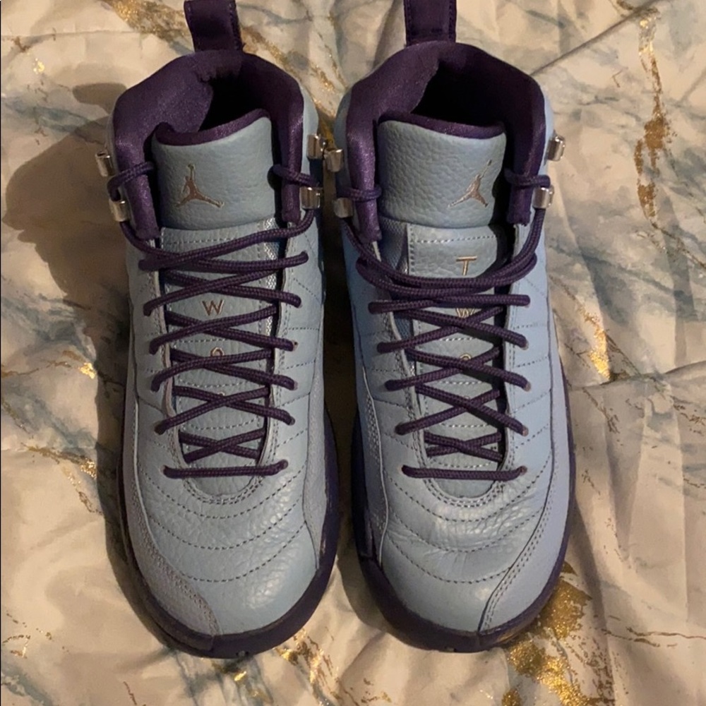 LIKE NEW Jordan 12s size 5